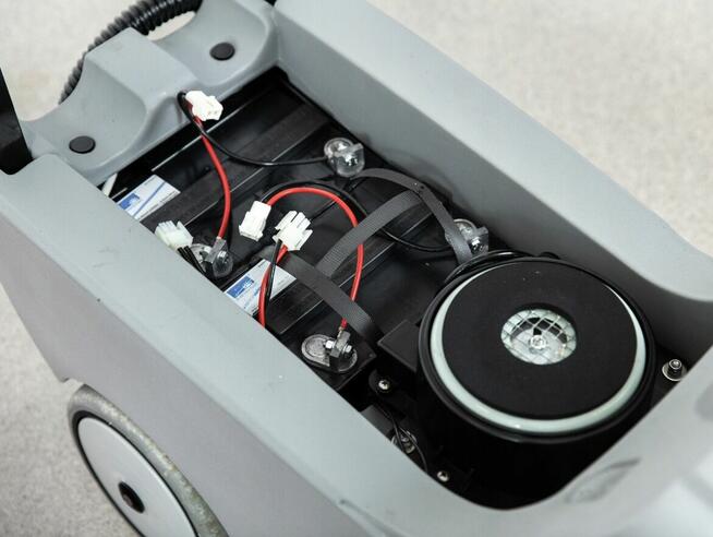 HAKO B12 Kompaktowy automat szorująco zbierający - używany