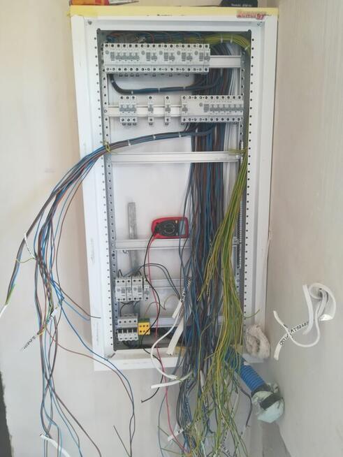 Elektryk przyjmie zlecenia na wykonanie, instalacji elektryc