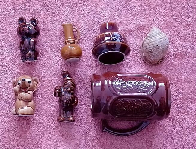 Figurki, wazony i kufel z porcelany