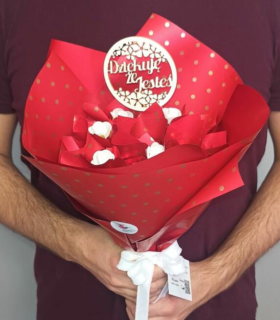 Bukiet na Dzień Mamy z napisem i wiśnią w czekoladzie