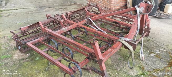 Ciągnik i agregat uprawny.