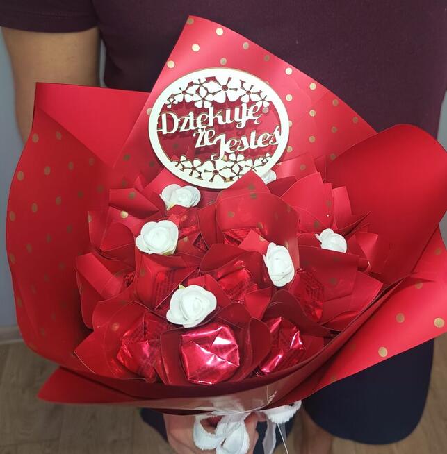 Bukiet na Dzień Mamy z napisem i wiśnią w czekoladzie