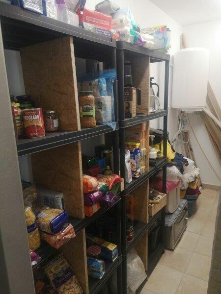 Hiszpania Granada. Sad avokado z domkiem wiejskim