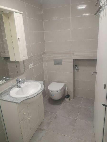 Hiszpania Granada. Sad avokado z domkiem wiejskim