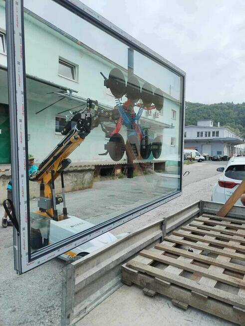 Robot montażowy BEEFARD do montażu szyb, okien XC820.3