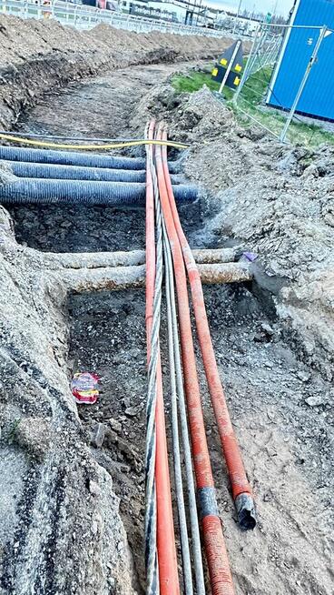 Roboty ziemne wykopy koparka i transport kruszywa