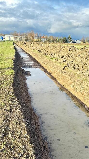 Roboty ziemne wykopy koparka i transport kruszywa