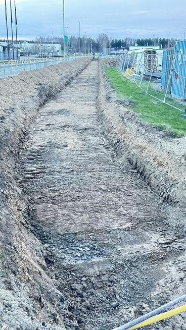 Roboty ziemne wykopy koparka i transport kruszywa