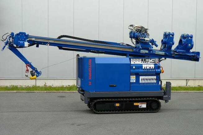 Kierowca ciężarówki na budowie wiertniczej