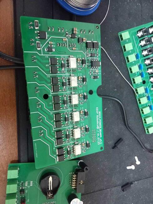 Lutowanie, montaż elektroniki, montaż akumulatorów.