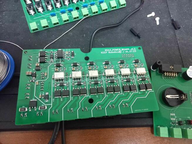 Lutowanie, montaż elektroniki, montaż akumulatorów.