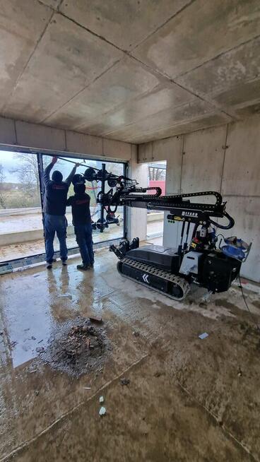 Manipulator robot podnośnikowy montażowy na gąsienicy XGR800