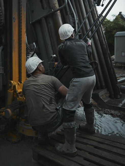 Kierowca ciężarówki na budowie wiertniczej