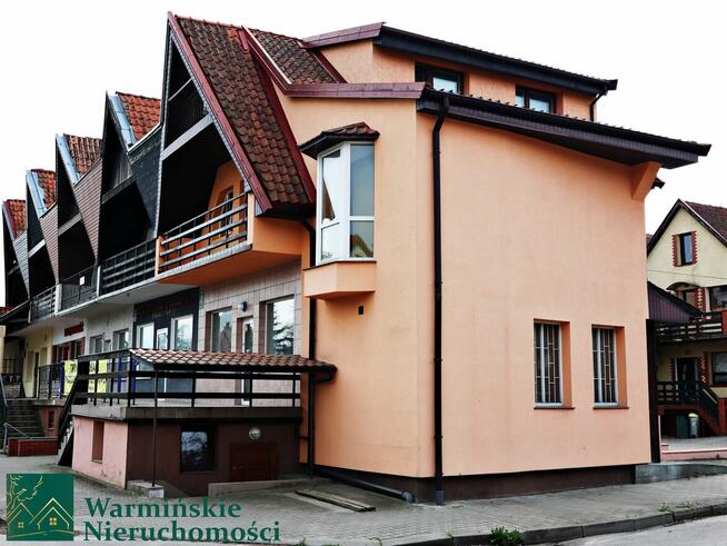 Dom z lokalem usługowym i dwoma garażami