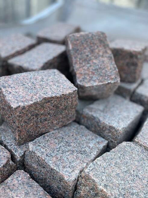 Kostka granitowa Bohus brązowy cięta, płomieniowana, łupana