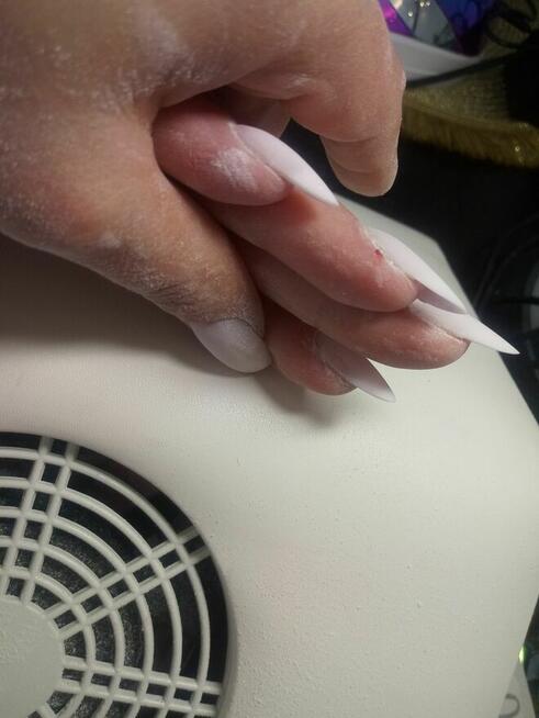 Stylistka paznokci /zagęszczanie i przedłużanie włosów