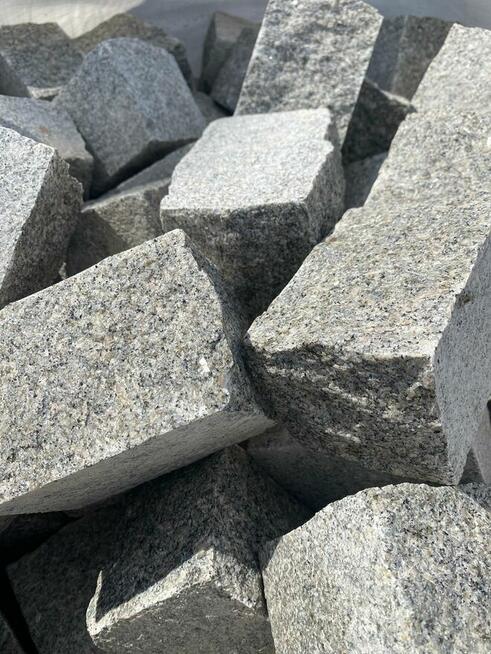 Kostka grnitowa Bohus siwy cięta, łupana, płomieniowana