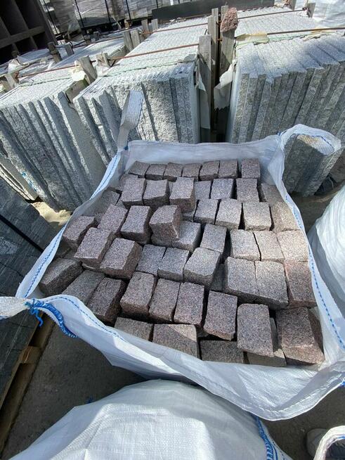 Kostka granitowa Bohus brązowy cięta, płomieniowana, łupana