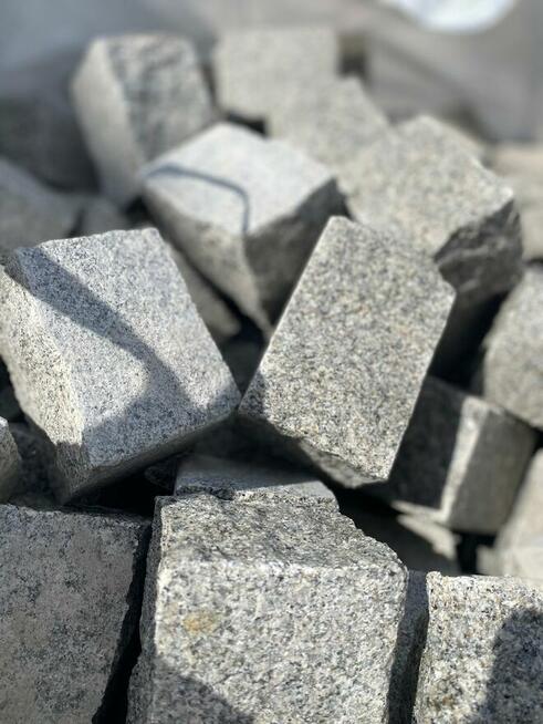 Kostka grnitowa Bohus siwy cięta, łupana, płomieniowana