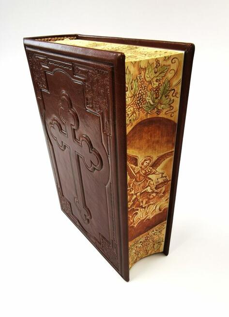 Prezenty na Pierwszą Komunię Świętą, biblie, albumy, książki