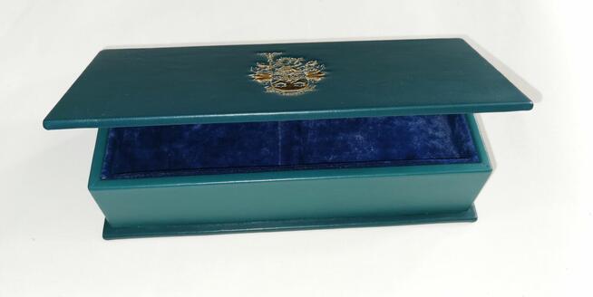 Tuby na dyplomy, etui ozdobne, pudełka, piórniki skórzane.