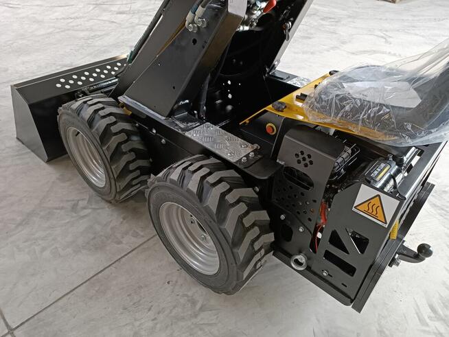 Miniładowarka Tur Poland do stadniny koni Bobcat Avant