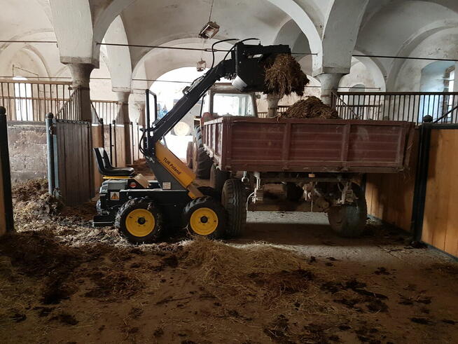 Miniładowarka Tur Poland do stadniny koni Bobcat Avant