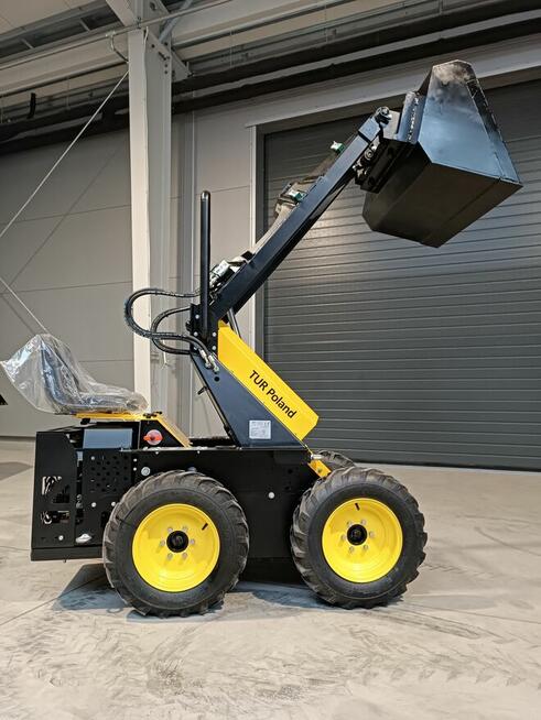 Miniładowarka Tur Poland do stadniny koni Bobcat Avant