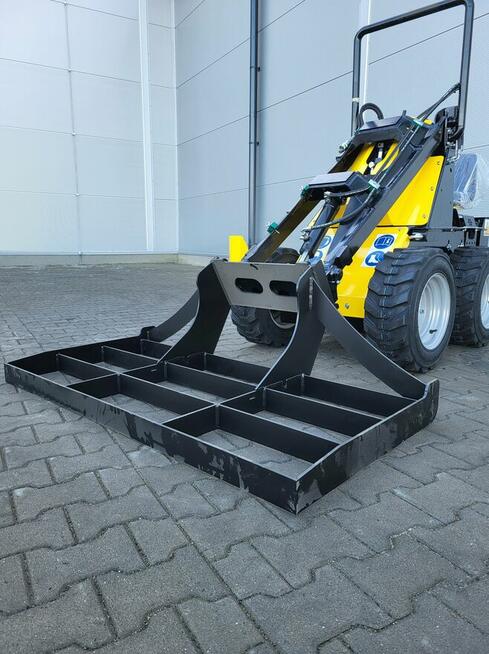 Miniładowarka Tur Poland do stadniny koni Bobcat Avant