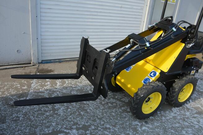 Miniładowarka Tur Poland do stadniny koni Bobcat Avant