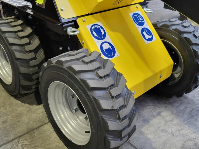 Miniładowarka Tur Poland dla rolnika Bobcat Avant Skid Steer