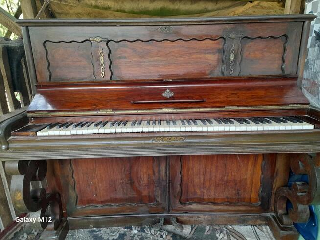 Stary fortepian lub pianino
