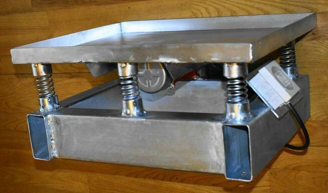 Stół wibracyjny o maksymalnym obciążeniu do 35 kg.