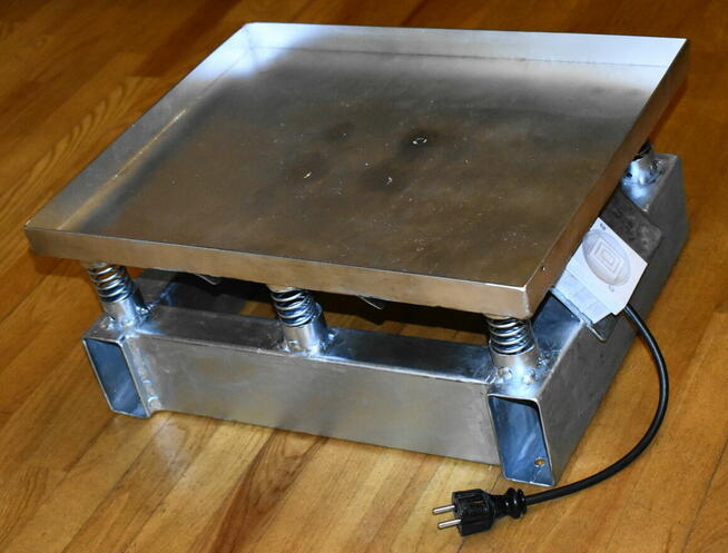 Stół wibracyjny o maksymalnym obciążeniu do 35 kg.