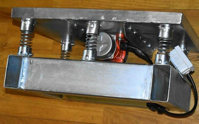 Stół wibracyjny o maksymalnym obciążeniu do 35 kg.