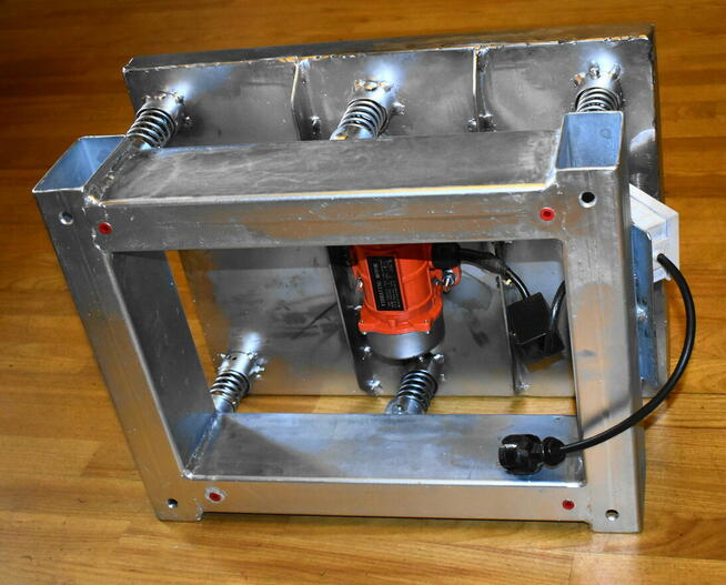 Stół wibracyjny o maksymalnym obciążeniu do 35 kg.