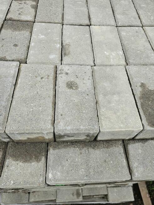 Kostka brukowa szara prostokątna.