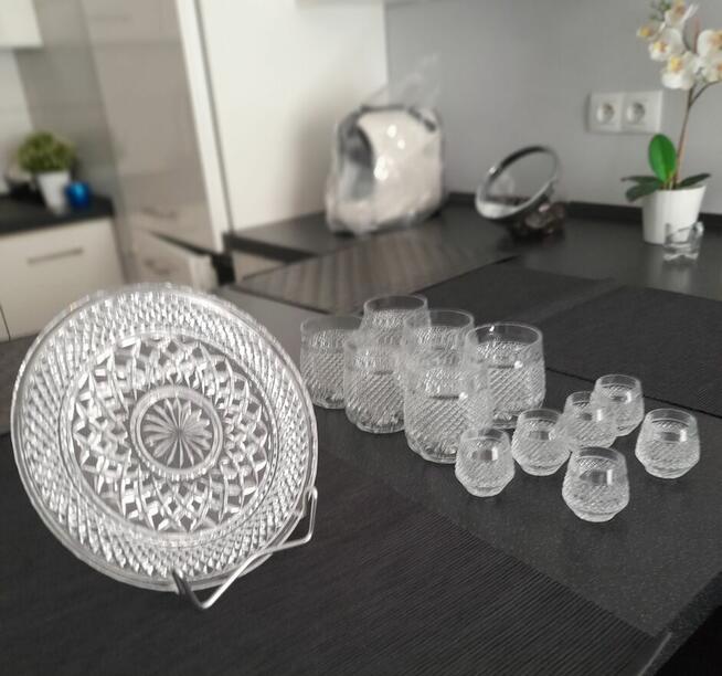 Zestaw kryształów / talerzyk deserowy, szklanki, kieliszki/.