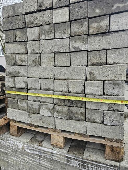 Kostka brukowa szara prostokątna.