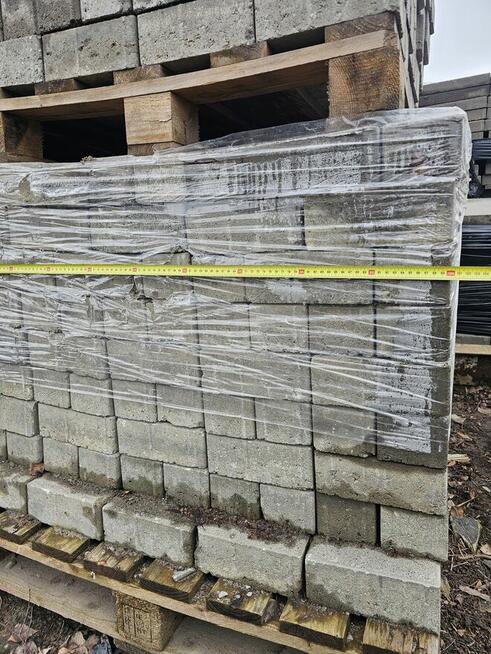 Kostka brukowa szara prostokątna.