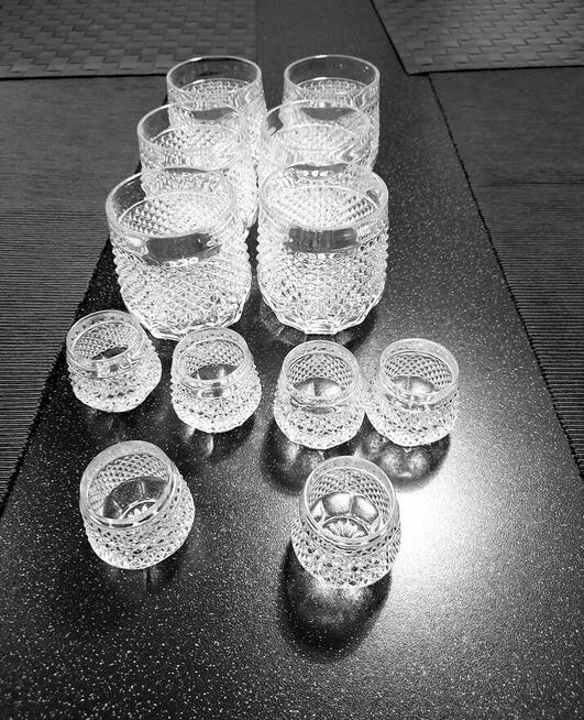 Zestaw kryształów / talerzyk deserowy, szklanki, kieliszki/.