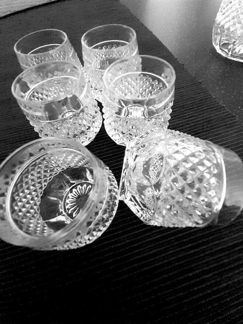 Zestaw kryształów / talerzyk deserowy, szklanki, kieliszki/.