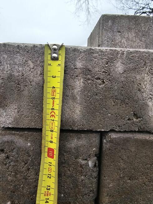 Kostka brukowa szara prostokątna.