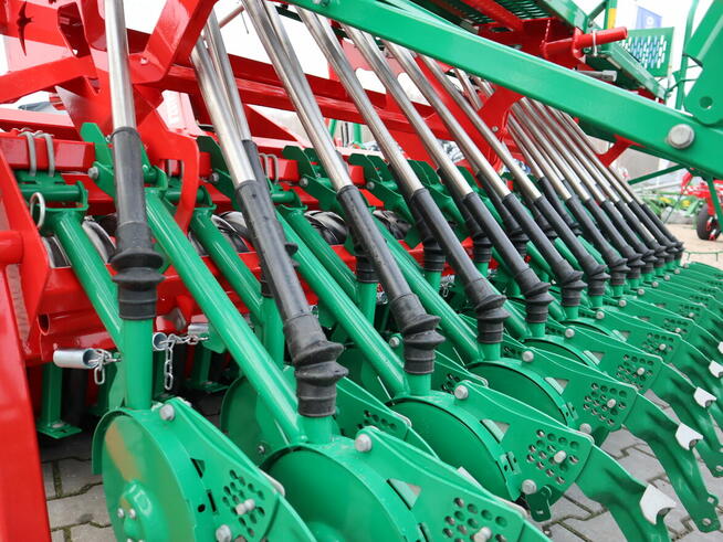 Siewnik nabudowany zestaw uprawowo-siewny SN301 AGRO-MASZ