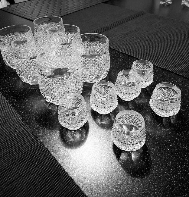 Zestaw kryształów / talerzyk deserowy, szklanki, kieliszki/.