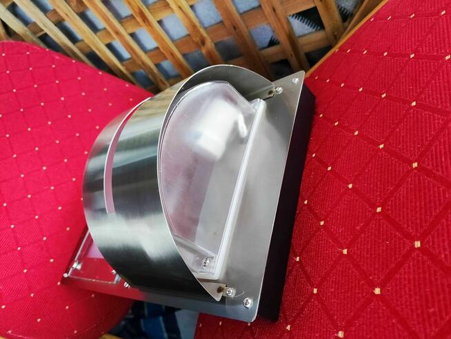 Lampa LED natynkowa na dom budynek numer Lampka Srebrna
