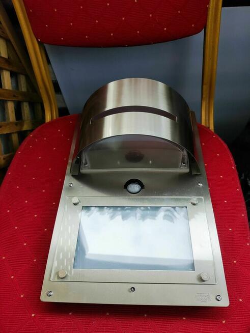 Lampa LED natynkowa na dom budynek numer Lampka Srebrna