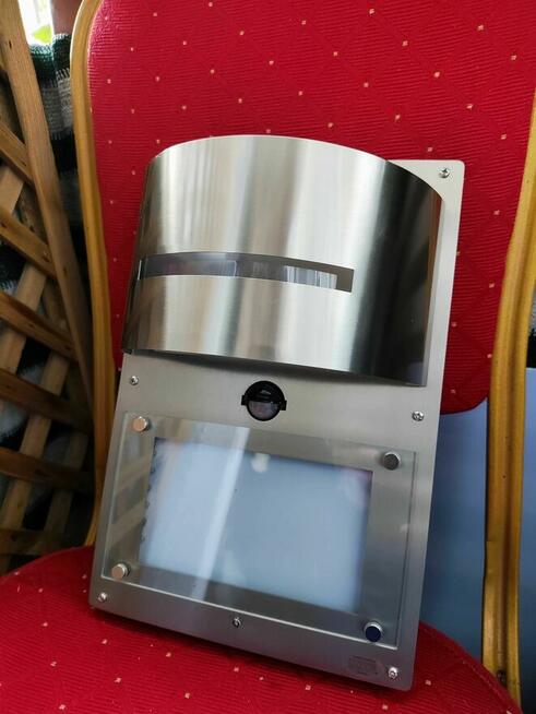 Lampa LED natynkowa na dom budynek numer Lampka Srebrna