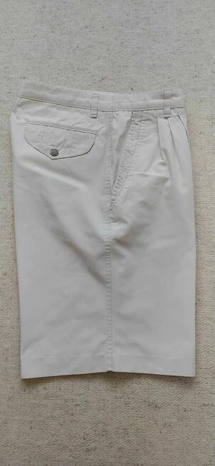 Spodnie z krótką nogawką.