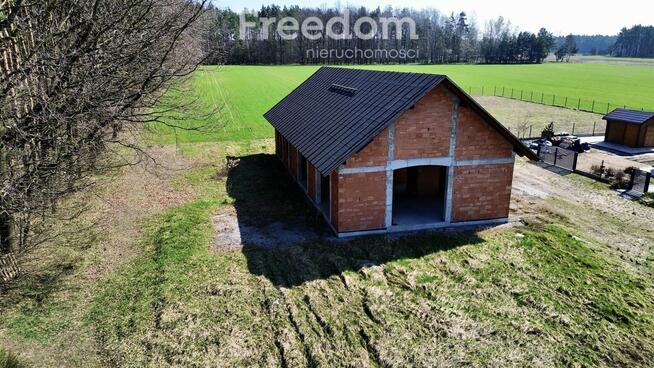 Nowoczesna "stodoła" otoczona lasem